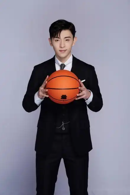 邓伦《快本》最新照,西装配篮球造型别具一格,您的蓝朋友已上线_网易