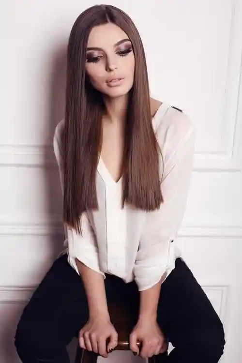 长黑发和美丽的妆容的美丽年轻女子