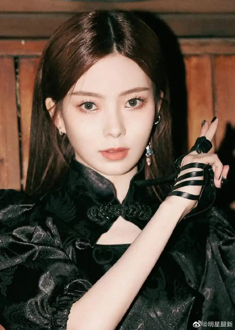 硬糖少女303王艺瑾,陈卓璇,刘些宁,希林娜依·高 酷飒写真