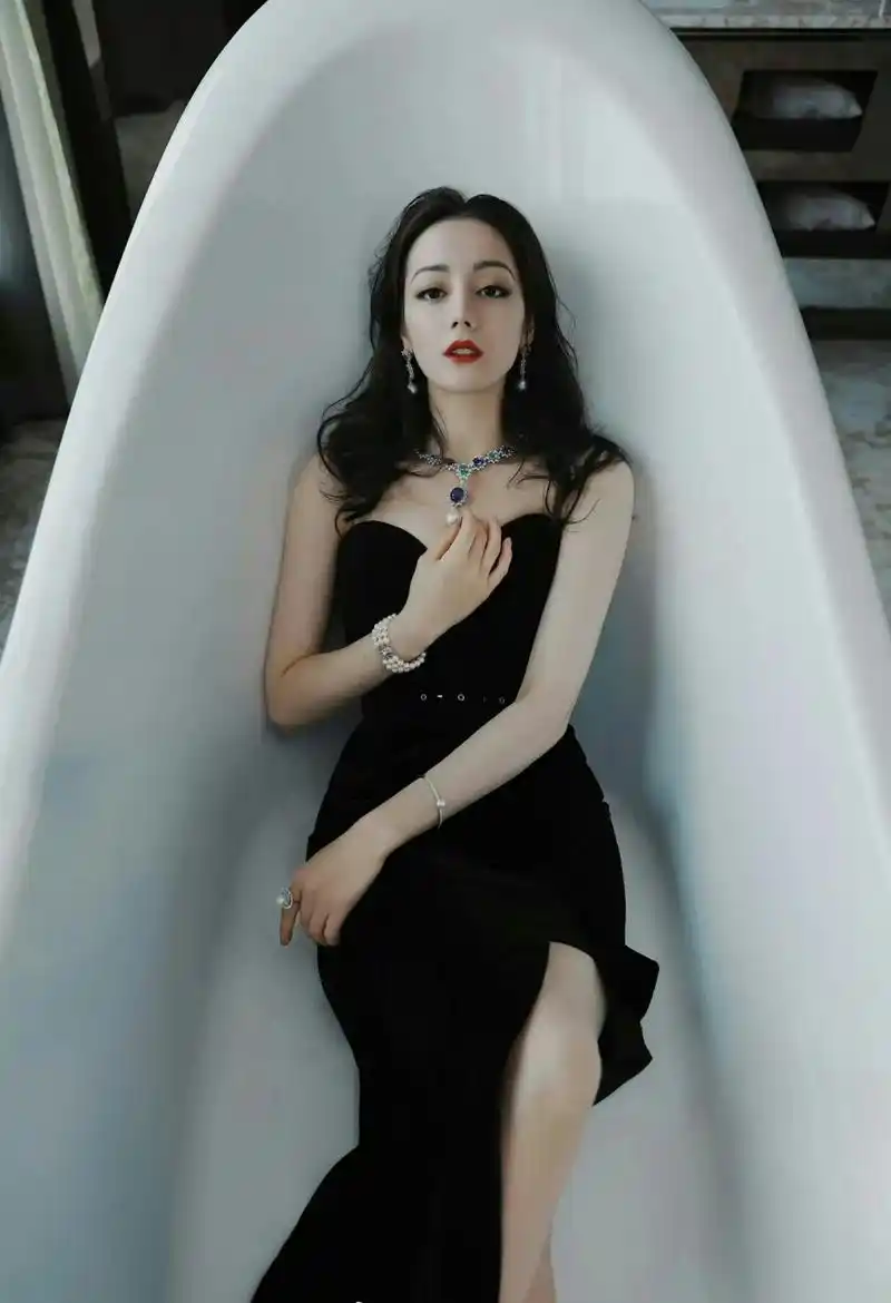 迪丽热巴黑色深v礼服,不知道谁会娶她当老婆