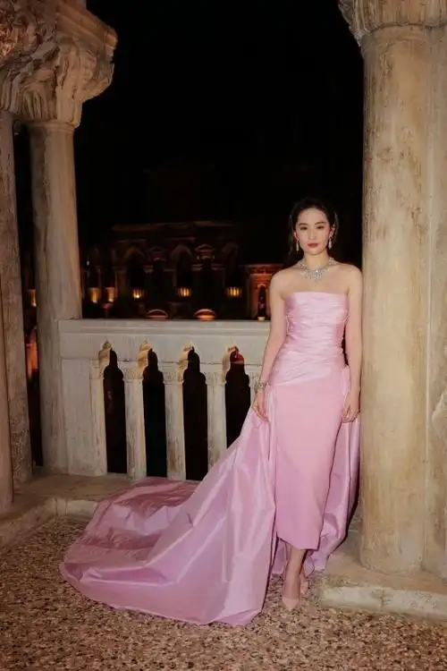 36岁刘亦菲和安妮海瑟薇合影女神梦幻联动