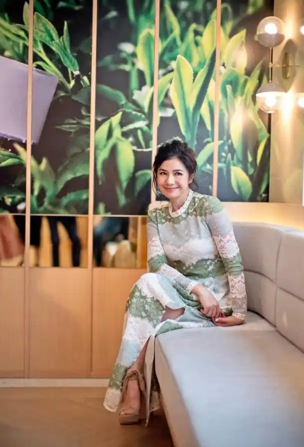 成龙赞她美得像孔雀恩爱16年丈夫去世后守寡至今57岁美若少女