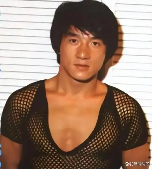 肌肉线条和雄壮身材,渔网单品既增添了时尚感,又让人可以一览成龙大哥