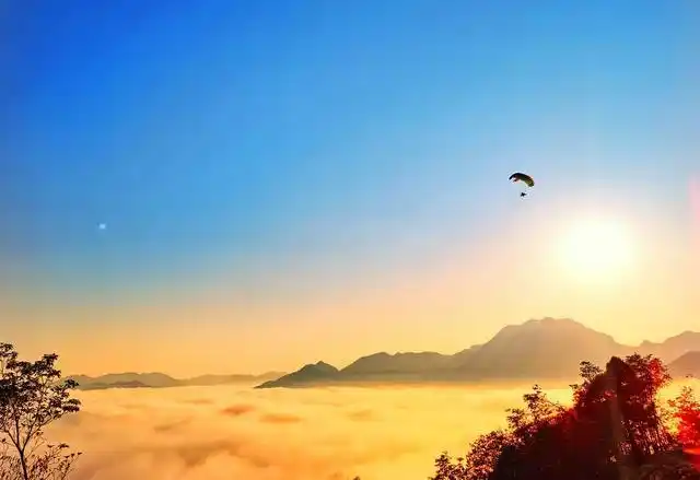 迎着第一缕阳光  千人同歌礼赞新中国