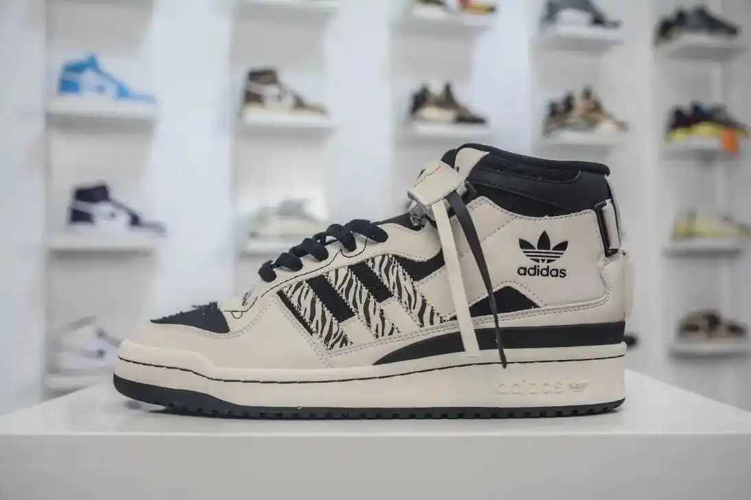 复古系带百搭休闲运动板鞋.阿迪达斯/三叶草adidas or - 抖音