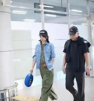 刘涛夫妇合体走机场,一身休闲打扮嫩似大学生,与小2岁王珂同框