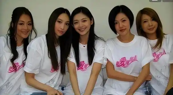 吴佩慈跟大s"姐妹情":容貌婚姻样样较劲,外表和谐却暗流涌动