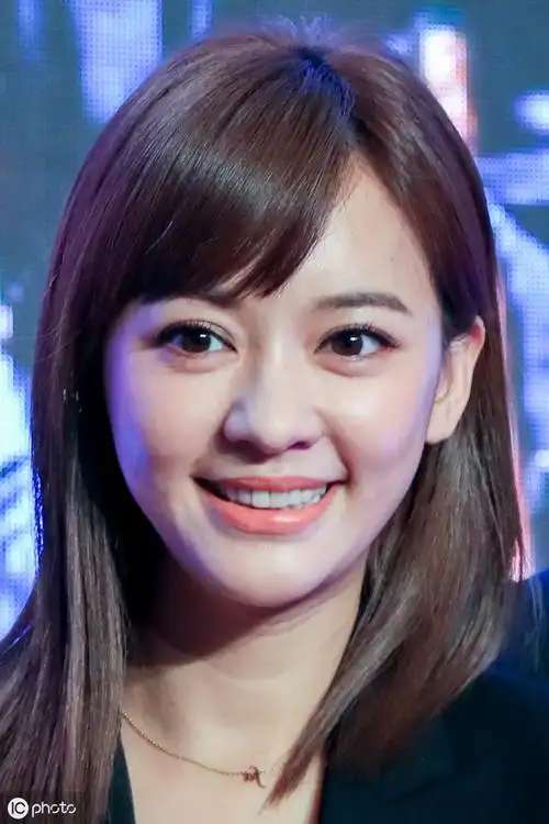 陈意涵简约妆容出席活动,自信的笑容"敲美丽"