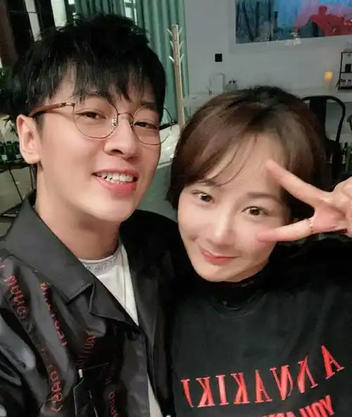 杨紫张一山参加同学聚会,女方眼眶发红似刚哭过,男方为避嫌合照都是分