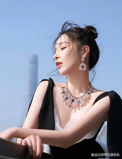 阚清子真是"人间尤物"!35岁藏不住好身材,凹凸身材太惹眼!