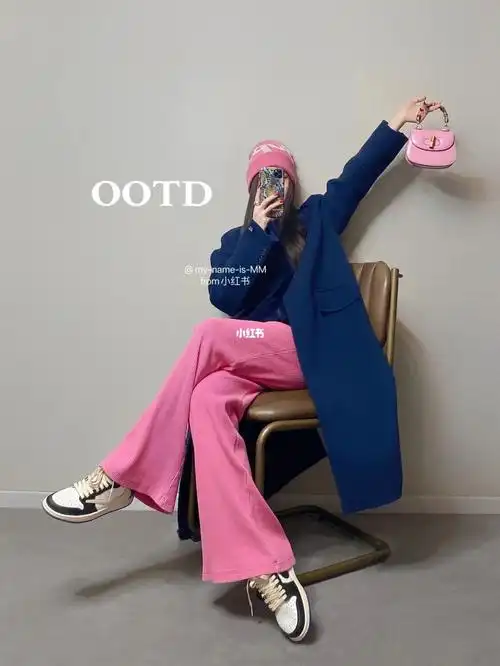 今天是回头率超高的欧妮藏蓝色搭玫粉色绝对是洋气配色了对比强烈又