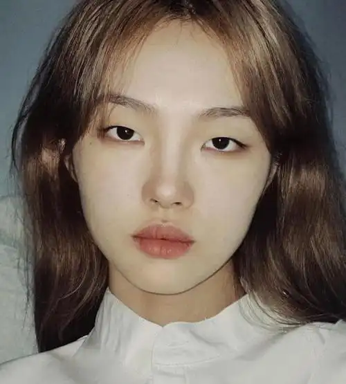 双眼皮在年轻的时候的确会很漂亮,但是随着时间的推移,自己的年龄的