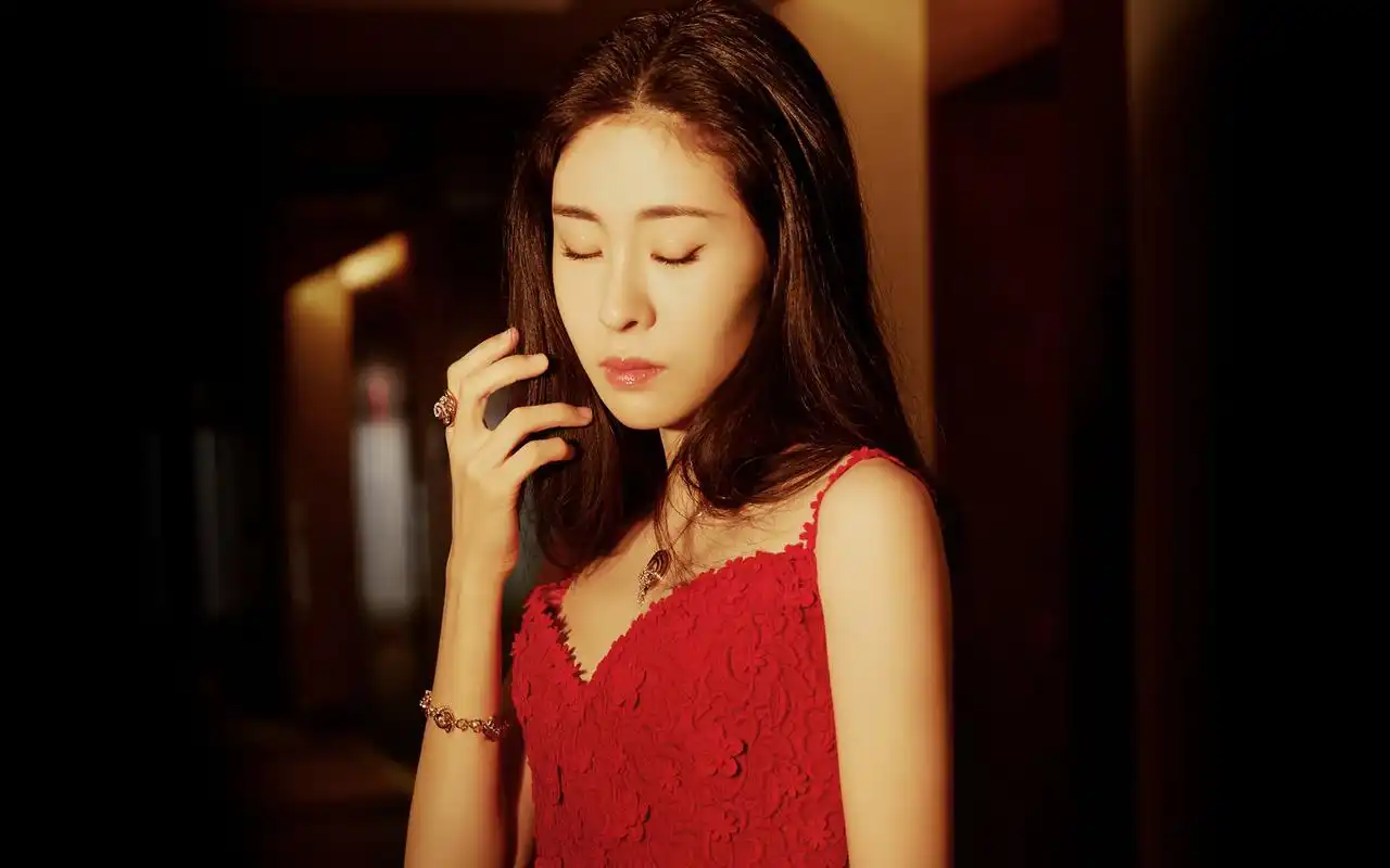 张碧晨红裙性感优雅桌面壁纸