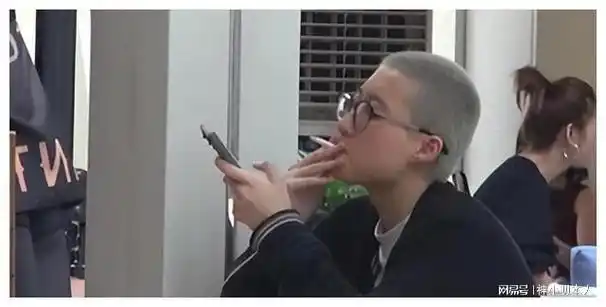 成龙私生女吴卓林形象崩塌国外街头被拍抽烟丑态毕露