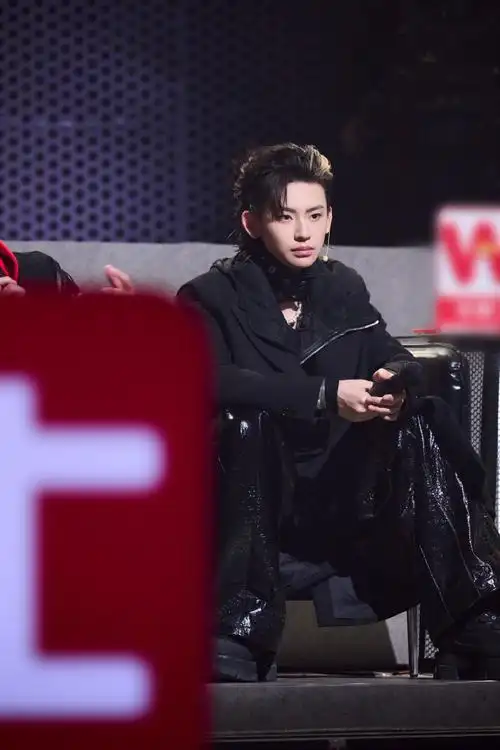 小鬼王琳凯超话#小鬼唱live松弛感拉满#厂牌经理人@小鬼-王琳凯释放