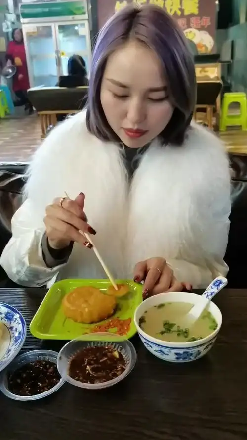 今天和相亲对象见面,吃饭的时候他们说不饿,看样子是真的