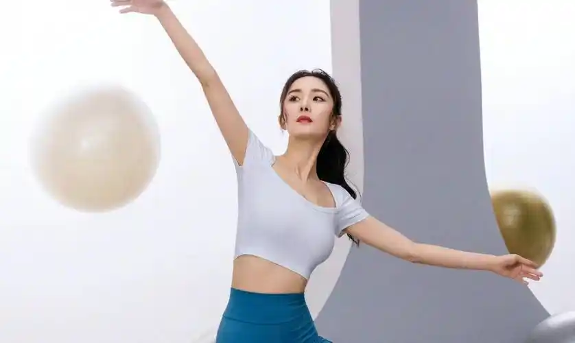 杨幂再秀好身材窈窕曲线惹人羡网友却被肤色吸引