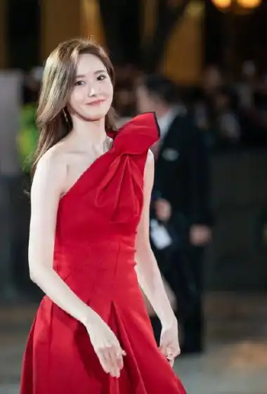 林允儿红色长裙气质写真图片37