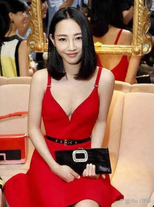 白百合,是有实力的,红的吊带低胸裙,暴露了她绝好的身材,水蜜桃酥胸来