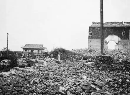 老照片:看看百年前的北京,皇宫长满杂草,一副衰败的皇城