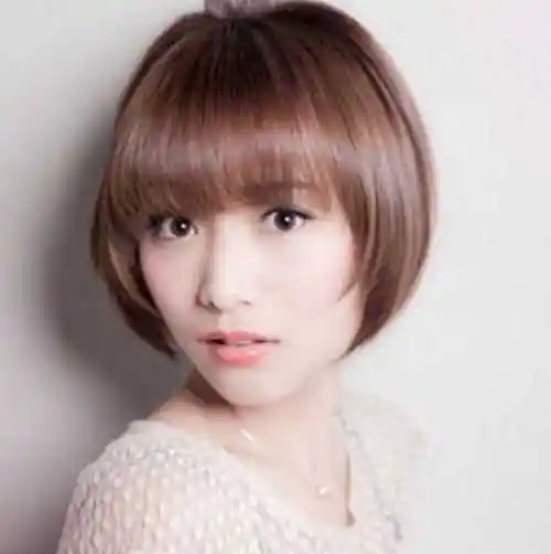 喜欢清爽气落的女生,不妨测验将波波头短发修剪成轻薄碎发,再化个水润
