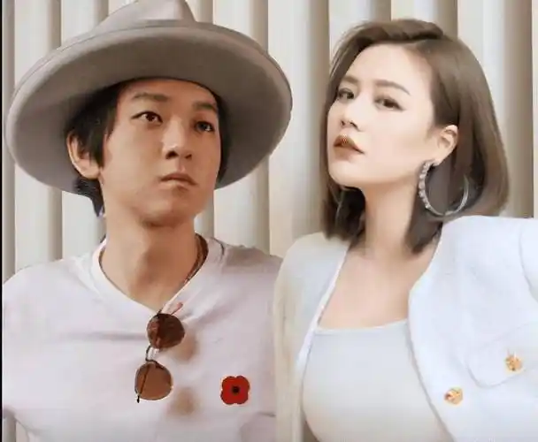 马思纯前男友欧豪恋情曝光,当街搂抱,举止亲密,欧豪火速辟谣_网友