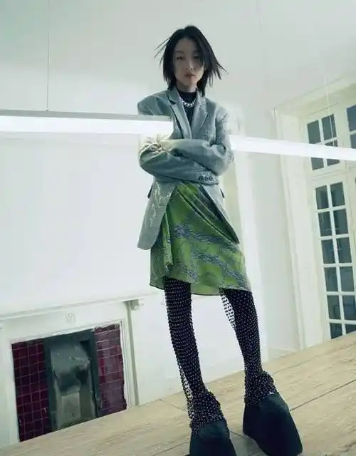 周冬雨再登杂志封面,长靴短靴齐上阵,看她怎么穿得如此帅气_靴子_感觉