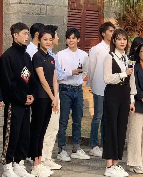 众明星齐聚厦大:关晓彤穿短袖长腿抢镜,易烊千玺表情严肃_活动_青年