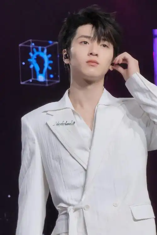 严浩翔超话#中国广播电视大奖广播电视节目奖#三七分的挺拔小白杨