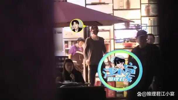 小宴看到刘宇宁夜晚吃完饭后与助理一起走出饭店,刘宇宁穿着保暖内衣