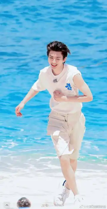 蔡徐坤游泳池超话 夏天真好!