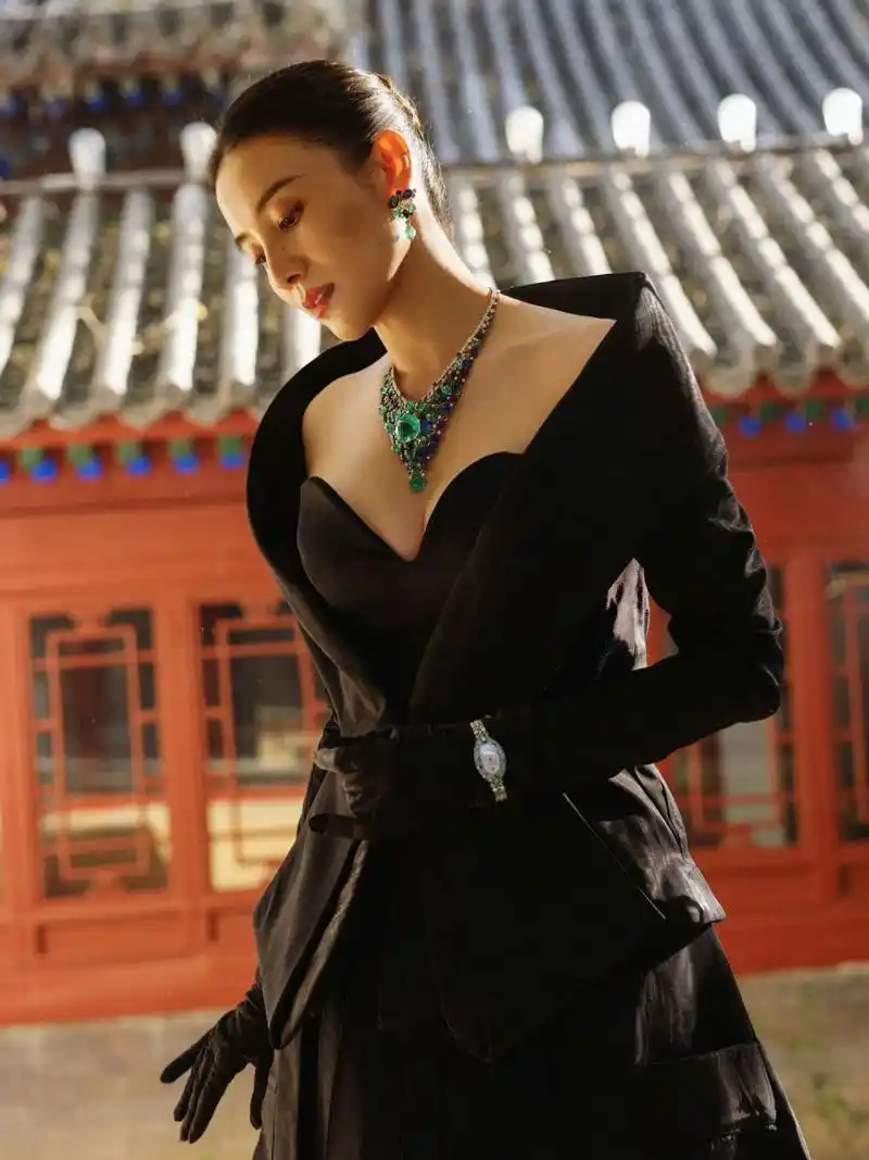 像童话里法力无边的美丽反派|||宋佳身穿balmain 2023秋冬黑色礼服