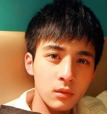 最新男学生帅气发型图片,学生头图片,发型图片