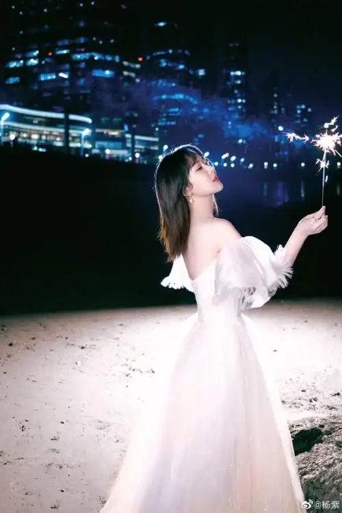 杨紫晒海边沙滩烟花大片穿公主裙仙气飘飘