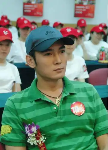 焦恩俊不服老不行,紫t恤配迷彩短裤显沧桑,53岁玩p图腿抢镜_手机搜狐