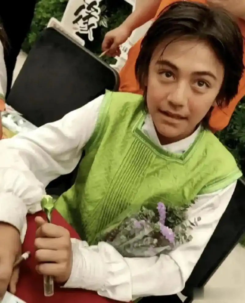 刘烨的儿子诺一真的长大了,浓眉大眼五官端正,而且气质迷人,感觉真的