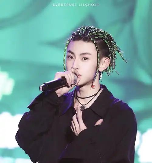 接下来是他很多变的,绿色发色大军,首先是脏辫绿