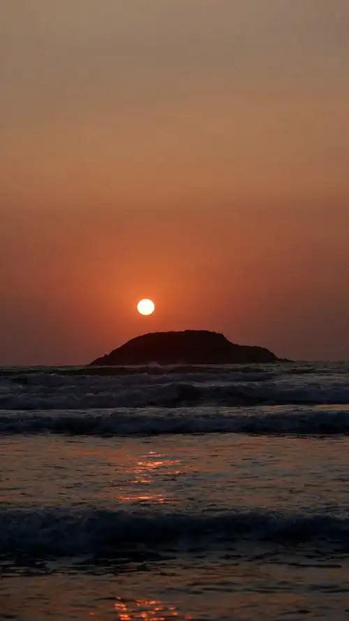 海平线上升起的红太阳