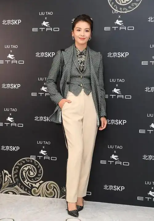 刘涛穿印花西装现身活动米色长裤穿出职业范印花太密看着眼晕