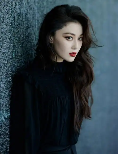 张馨予穿白色羽毛裙仙气十足妆容精致眼神撩人