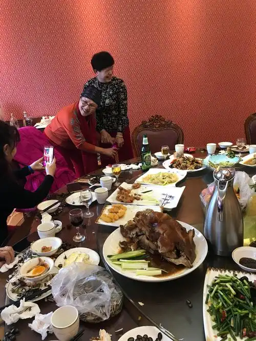 2018年12月15日,在沧口饭店老同事一起为我们四人过生日,开心快乐的