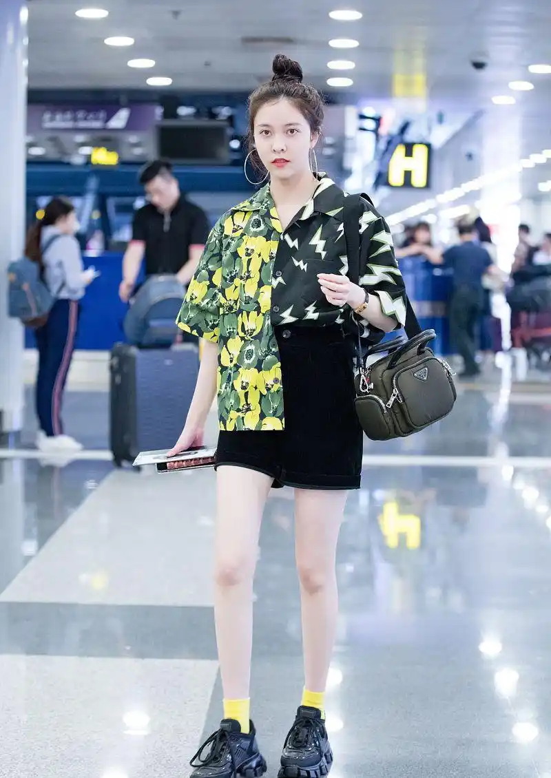 宋妍霏高调亮相机场印花衬衫塞半个衣角也显大长腿这气质真绝