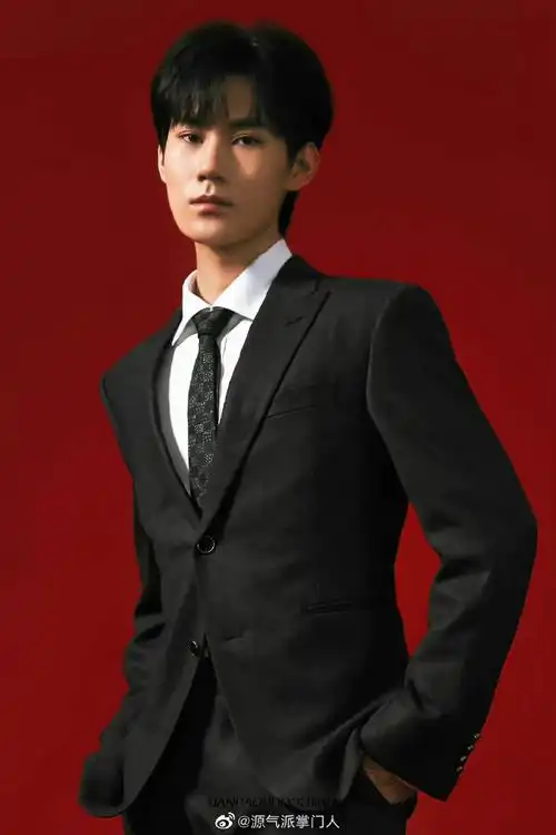 张真源珍珠西装氛围感大片##张真源斜挎珍珠西装大片