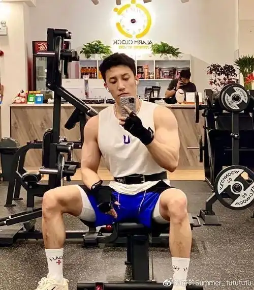 黄景瑜的身材有多优越187cm的身高肌肉健硕如同行走的衣服架