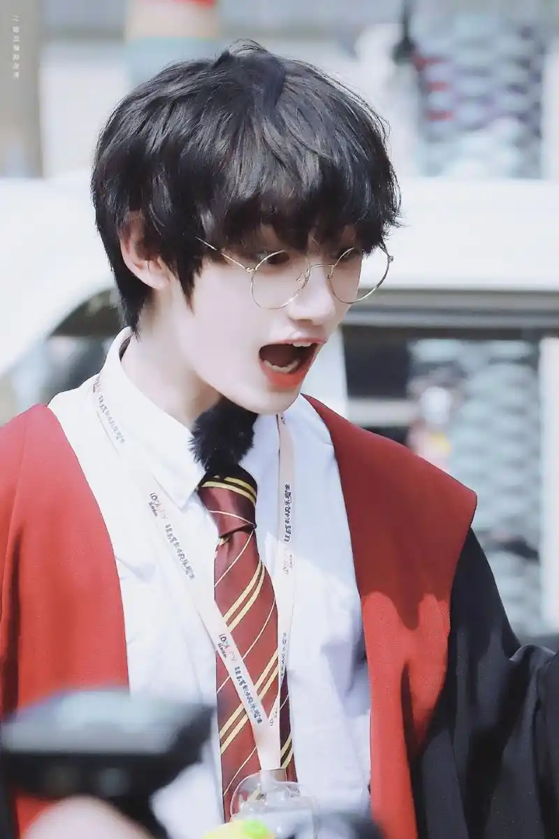 丁程鑫# 不知不觉中哈利波特长大啦@丁程鑫_时代少年团 戴着金丝眼镜