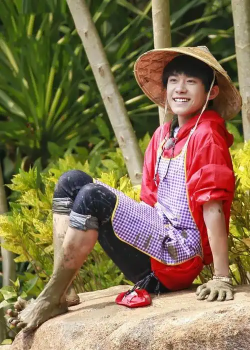 这样的易烊千玺还喜欢吗?戴斗笠满身泥巴还围围裙