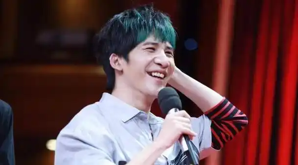 这位摇滚歌手意外地接住了橄榄枝,并且表现得非常出色,令人惊叹.