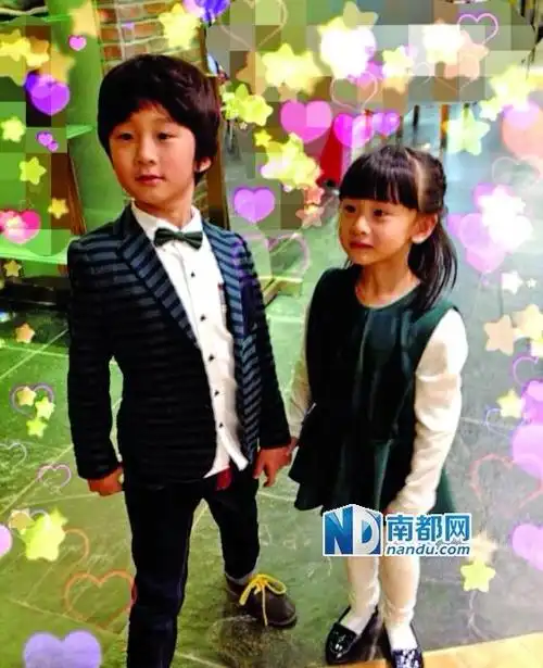 张亮儿子田亮女儿合影 被称"佳偶天橙"组合(图)