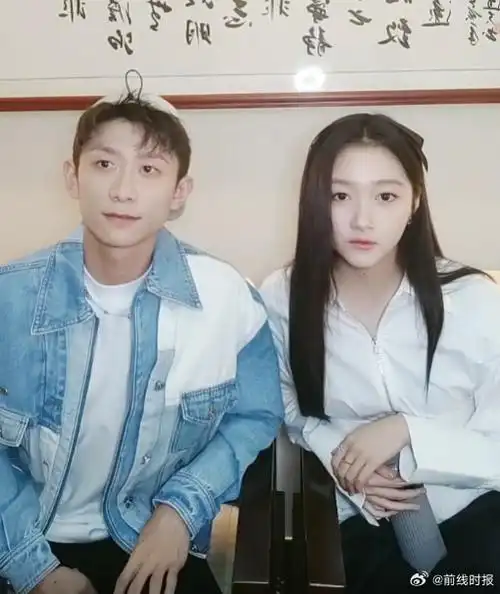 关晓彤拿保温杯直播##关晓彤张一山帮谢乔圆梦