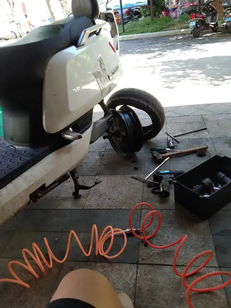 热门作品 ##修车 鹿回头安置区60v20安5个大电池活动 - 抖音